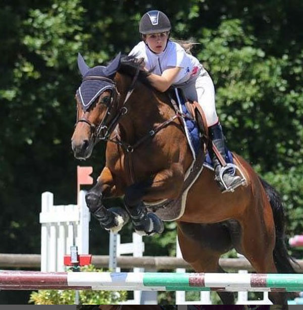 julie-saute-a-cheval