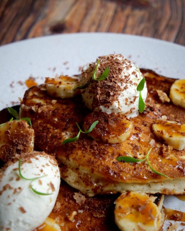 Ce matin nous avons le plaisir de vous présenter un pancake banofee.
Banane, caramel, crème vanille, assaisonné de nos micro-pousses de coriandre. À retrouver au restaurant @peck.and.co Et bon appétit ! 😋